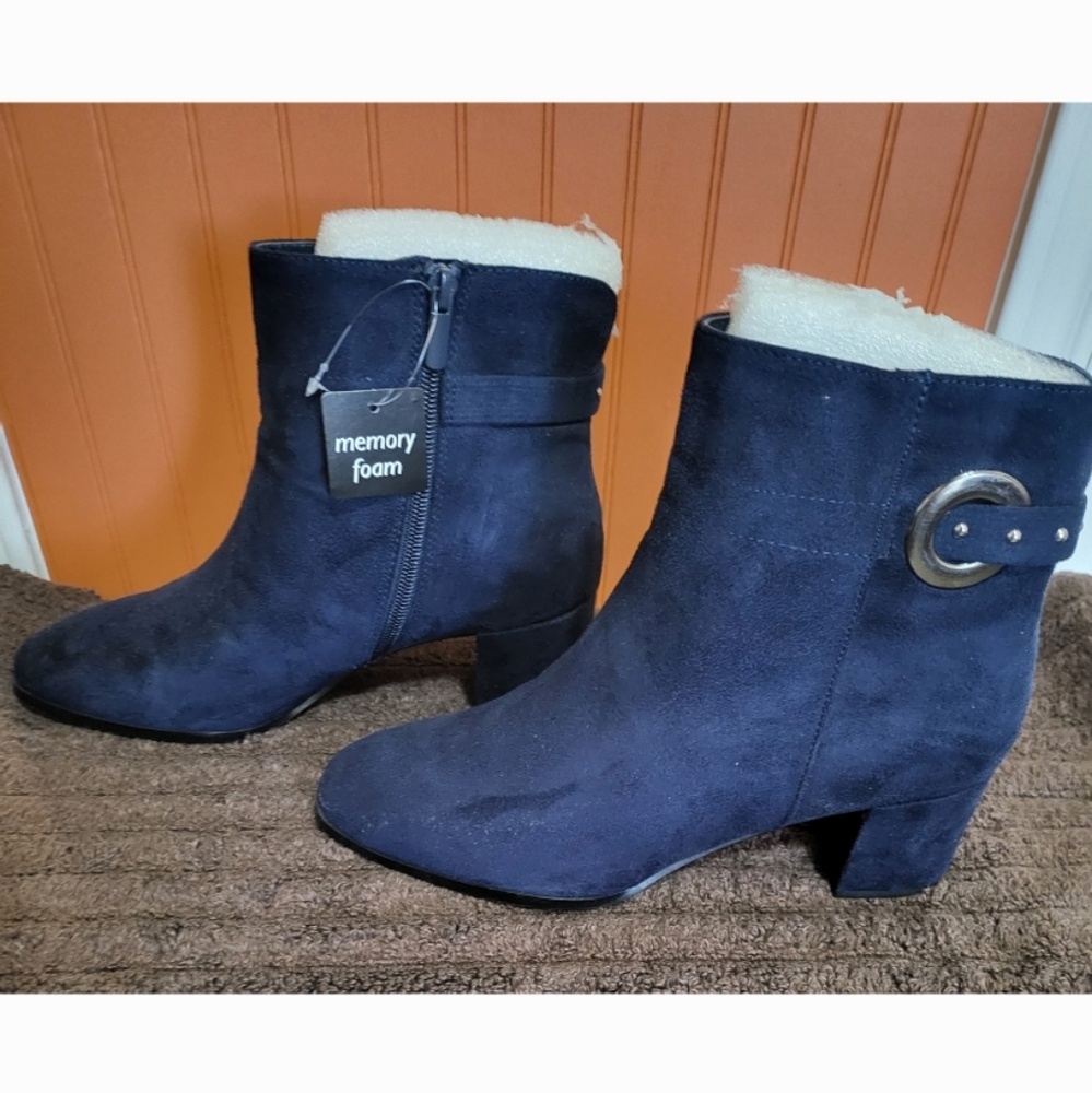 Eastview Brand - Shade Navy Blue Bootie Ankle boot size 9M with a 2" heal